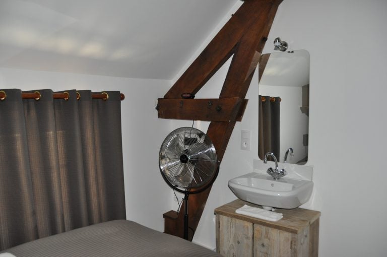 Gîte Les Pinsons - Meuble lavabo dans la chambre