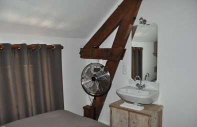 Gîte Les Pinsons - Meuble lavabo dans la chambre